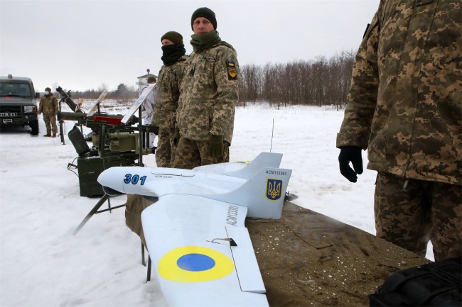 俄乌局势紧张！乌克兰军队举行演习 当地时间2022年2月10日，乌克兰哈尔科夫，乌克兰军队举行演习。