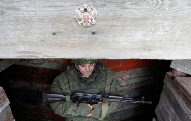 当地时间2022年2月17日，乌克兰东部卢甘斯克州附近， 亲俄武装人员严阵以待。