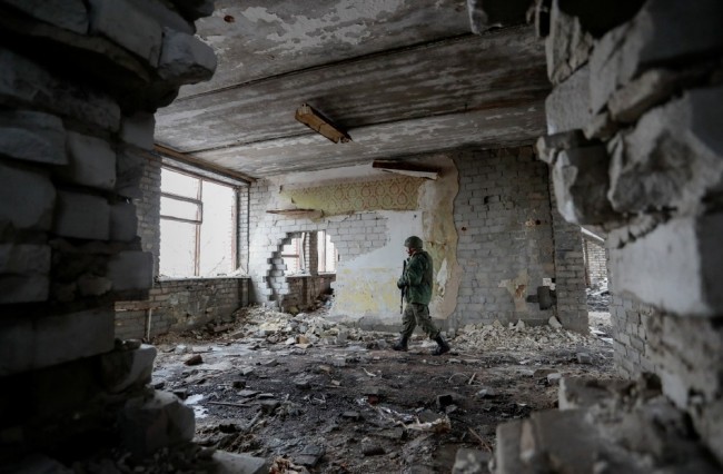 当地时间2022年2月17日，乌克兰东部卢甘斯克州附近， 亲俄武装人员严阵以待。