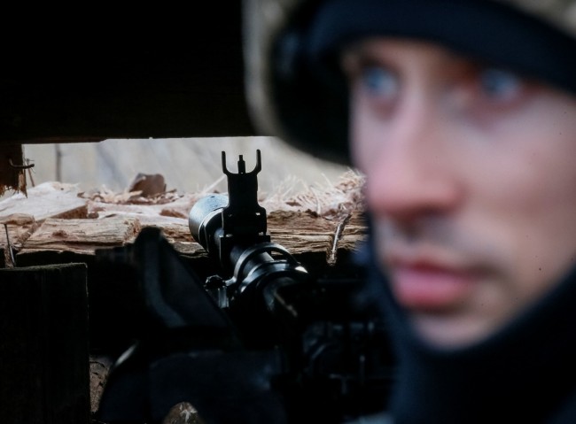 当地时间2022年2月19日，顿巴斯前线，俄乌局势紧张，乌克兰士兵严阵以待。
