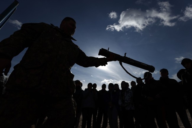 当地时间2022年2月20日，乌克兰基辅，俄乌局势紧张，民众参加军事训练。