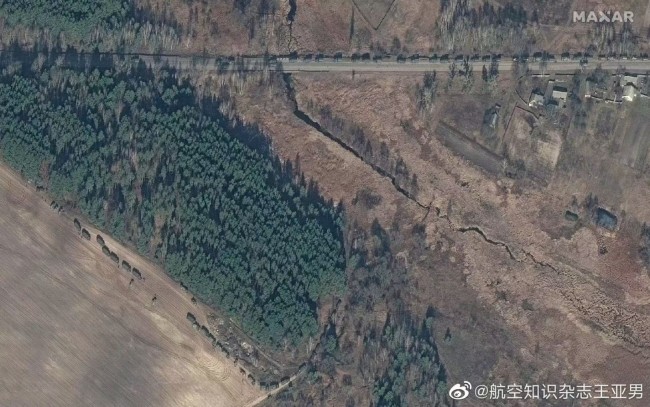 卫星图像显示俄罗斯陆军纵队，正在向朝基辅前进