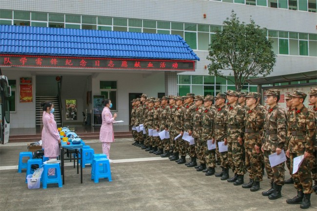 广西南宁：学雷锋日，武警官兵义务献血 献爱心