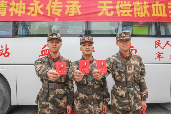 广西南宁：学雷锋日，武警官兵义务献血 献爱心