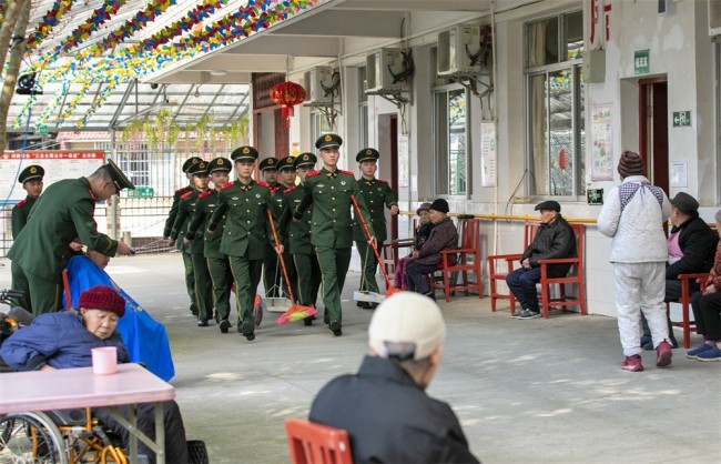 武警桂林支队在敬老院开展“学雷锋 送温暖”活动