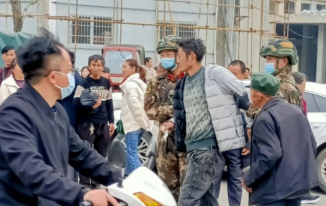 官兵将男子搀扶到巡逻车