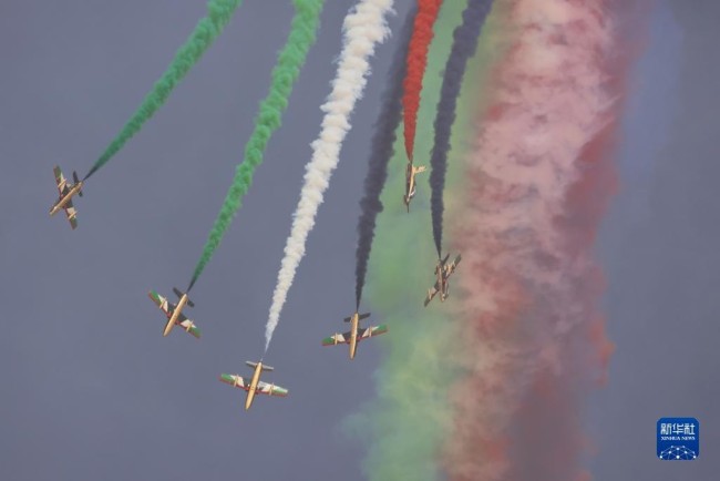 沙特首届世界防务展举办飞行特技表演