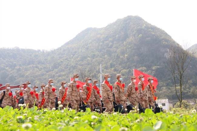 隔离点官兵为新战友配送食物——黄俊摄