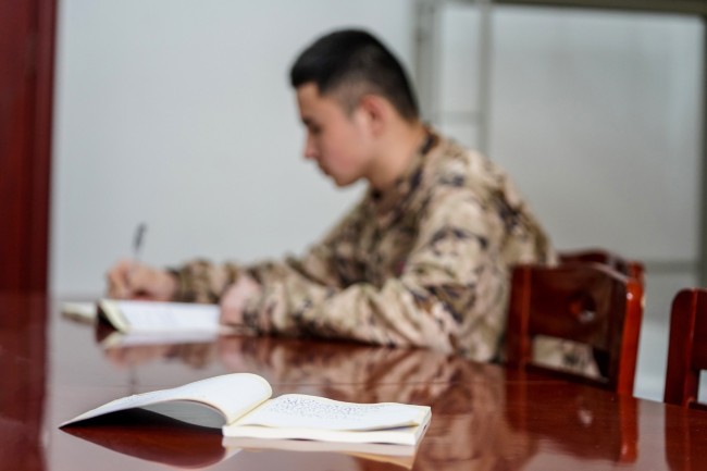 新疆籍新兵塞地拉木·阿布外力正在记录每天的点点滴滴侯鲁晋摄