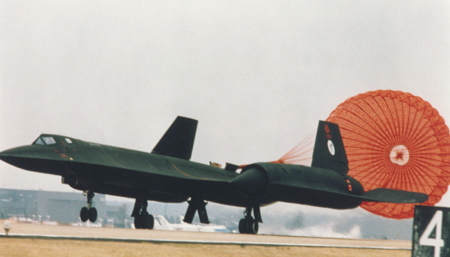 ＂黑鸟＂侦察机的减速伞用特殊材料和工艺制造