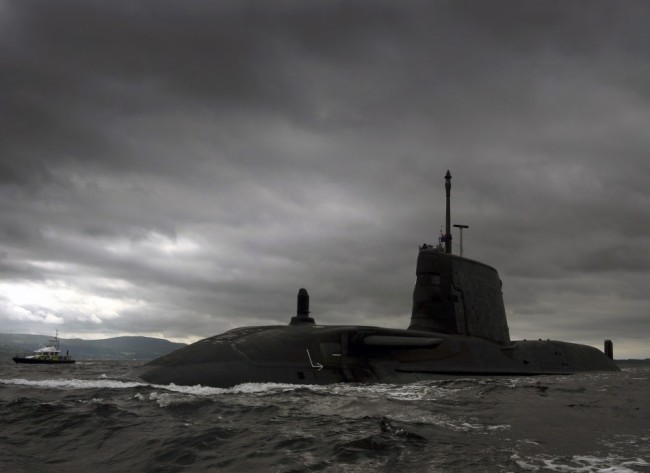 实拍英国机敏级核潜艇回收充气突击艇