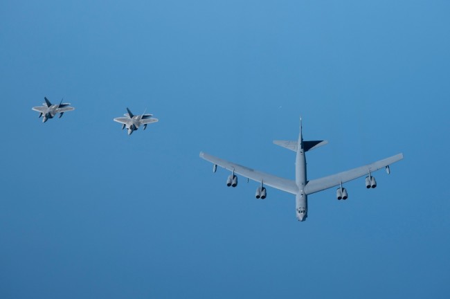 美军F-22战斗机伴飞B-52H轰炸机