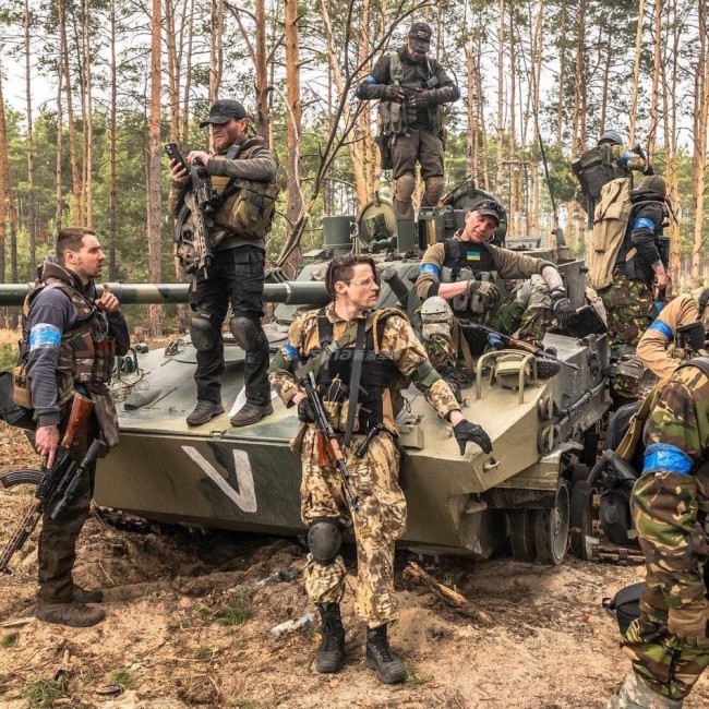 外媒摄影师作品：乌克兰士兵与被摧毁俄装甲车合影