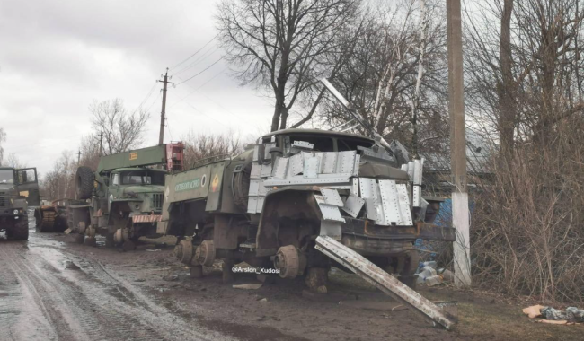 俄军战地卡车堆防御 木头桩子凑数
