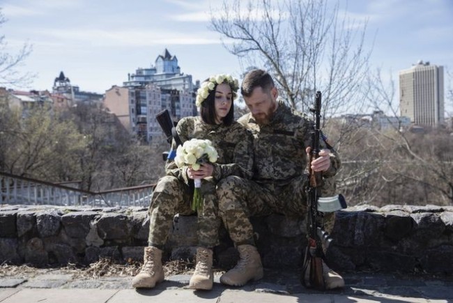 炮火下的浪漫 乌克兰士兵在基辅举行婚礼