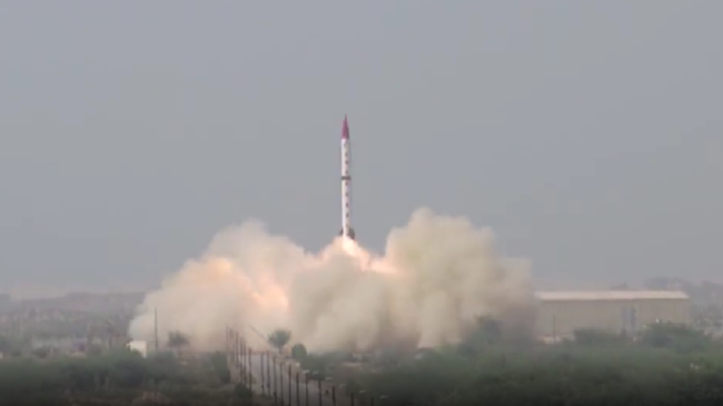 巴基斯坦成功试射“沙欣-3“导弹： 军人振臂欢呼