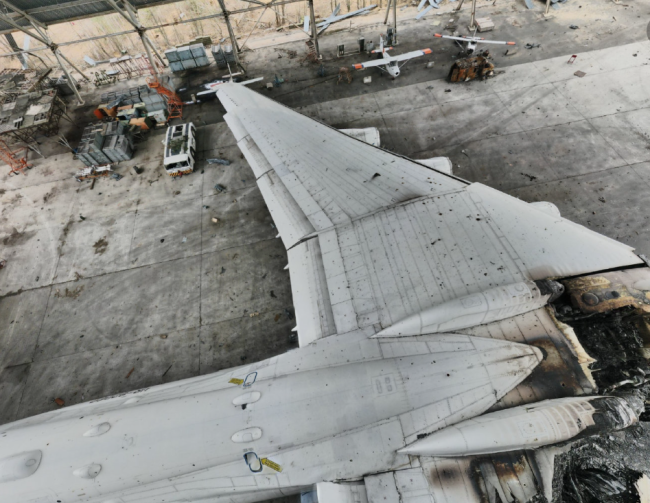 无人机航拍安-225：机头缺失 机尾完整 