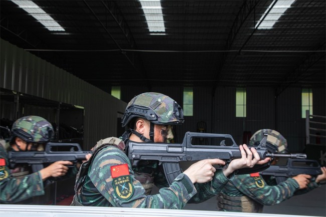 广西贺州：武警队员多课目综合演练锤炼实战能力
