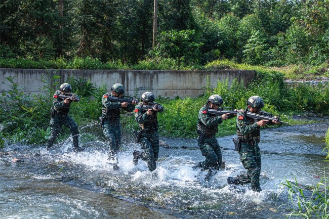 广西贺州：武警队员多课目综合演练锤炼实战能力