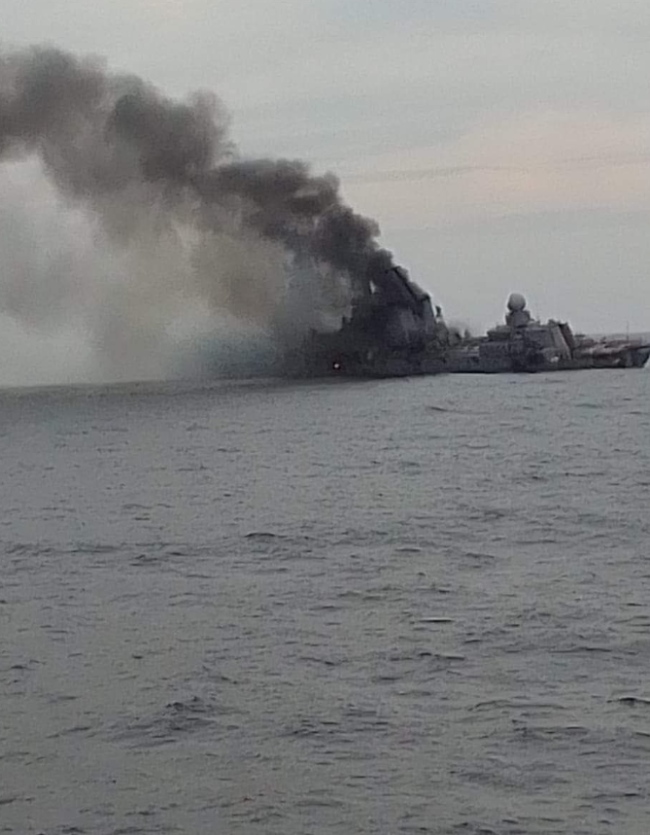 莫斯科号沉没前照片流出 浓烟升起舰体倾斜