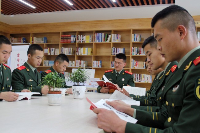 官兵在中队图书馆进行读书讨论交流  陈大伟摄