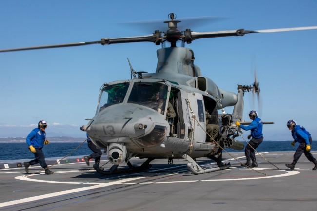 美军AH-1Z武装直升机降落朱姆沃尔特驱逐舰