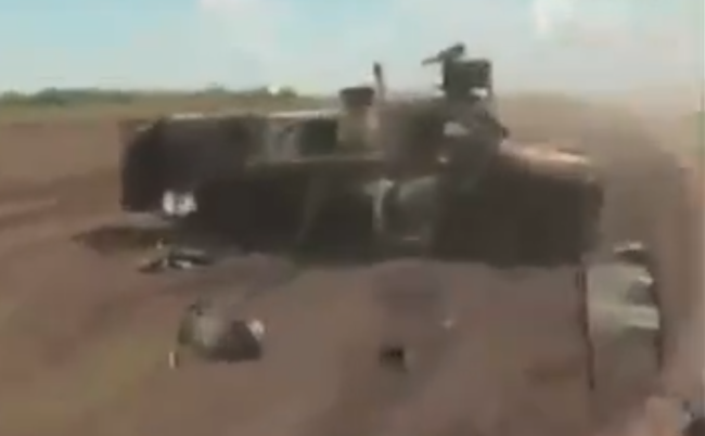 斩断“大毒蛇” 澳大利亚援乌装甲车被俄军炮火摧毁