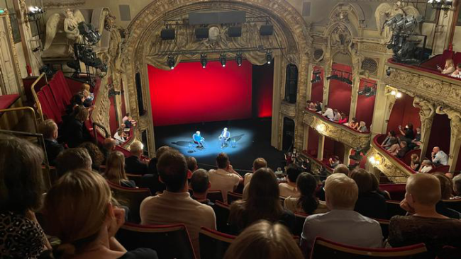当地时间6月7日晚，默克尔在柏林合奏剧院的舞台上接受了《明镜周刊》记者亚历山大·奥桑的采访 图自外媒