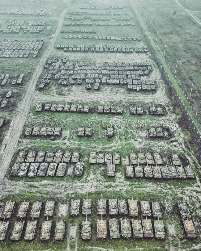 俄罗斯的坦克坟场：海量废旧坦克堆积