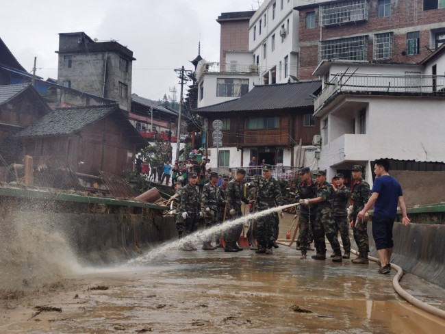 6月20日，武警官兵正在清理淤泥。 侯鲁晋 摄