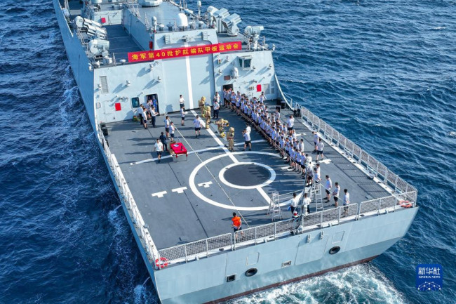 航渡途中，中国海军第40批护航编队举办甲板运动会，丰富官兵海上生活（2月6日摄）。新华社发（杨捷 摄）