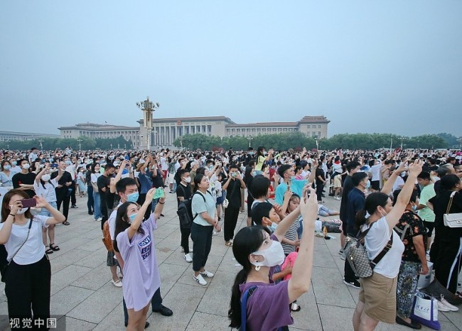 喜迎“八一”建军节 数万群众在天安门广场观看升旗仪式