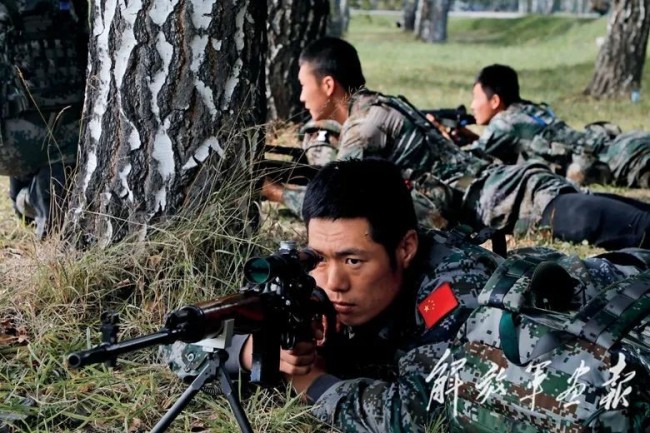 我军参赛队员在“侦察尖兵”项目第四阶段武器射击赛中进行战斗警戒。