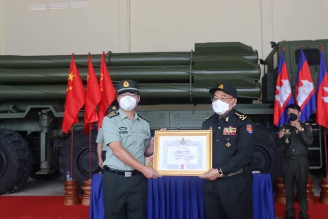 柬埔寨正式接受中国远程火箭炮