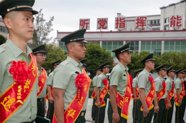 惜别军营再出发—武警广西总队贺州支队举行军人退役仪式