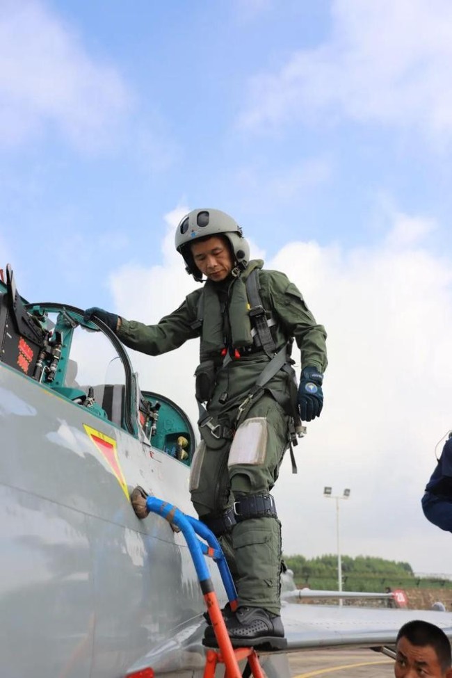 空军飞行员换发21式飞行服穿上新军装的女兵颜值高到爆表2
