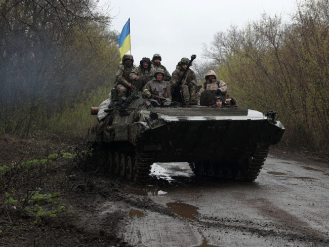 （乌克兰士兵在哈尔科夫附近的一辆装甲运兵车上）