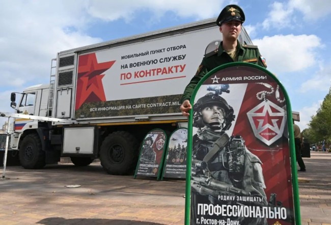 俄军打出新征兵广告：“真男人的选择”