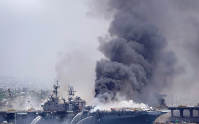 美国水兵火烧“准航母”受审 或面临终身监禁