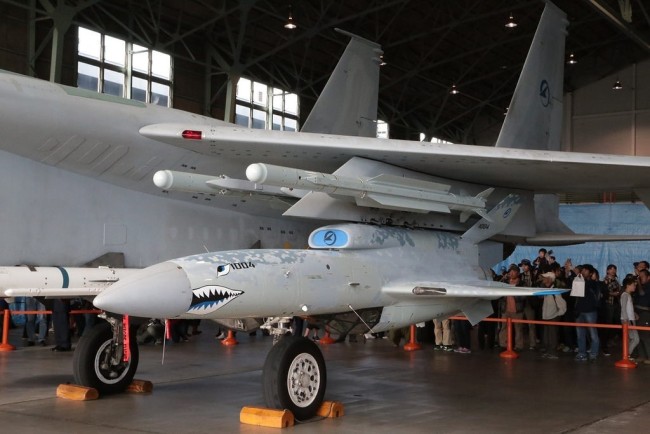 F-15J战斗机机翼下挂载的TACOM无人机。
