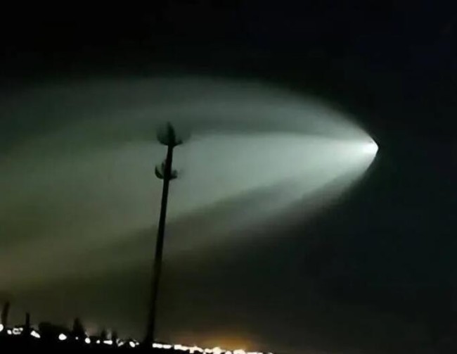 新疆多地拍到巨大发光不明飞行物 网友称可能是俄罗斯载人宇宙飞船