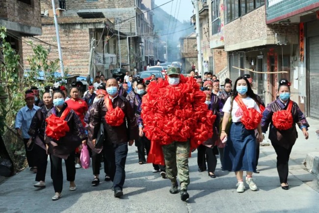 新兵入伍被村民裹满大红花