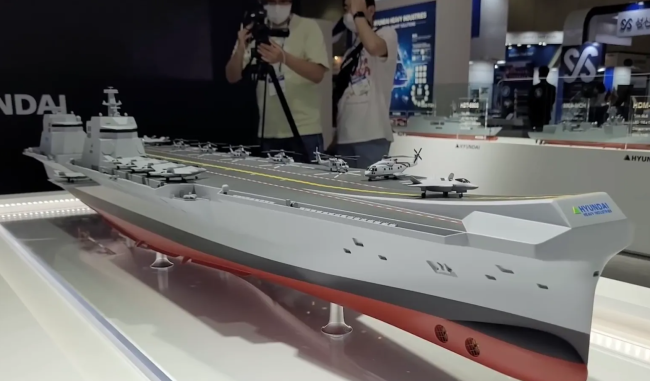 韩国造船厂之前展示的国产航母模型。