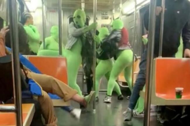 纽约地铁多名"外星人"袭击乘客