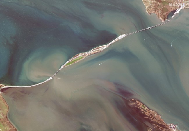 卫星拍摄克里米亚大桥 两处断裂清晰可见