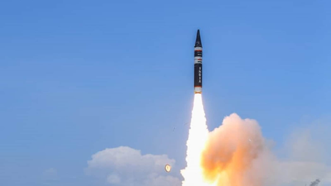 印度试射“烈火”-5弹道导弹，该导弹射程约5500千米。