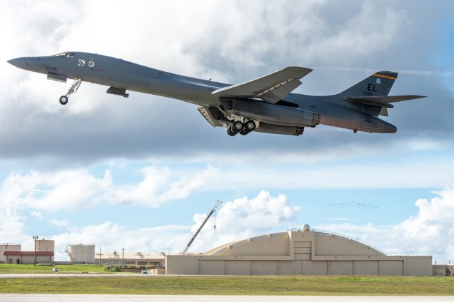 10月24日，分配给南达科他州埃尔斯沃思空军基地第37远征轰炸机中队的美国空军B-1B轰炸机在关岛安德森空军基地起飞。