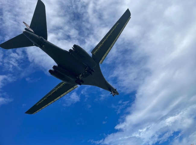 10 月 29 日，美国南达科他州埃尔斯沃思空军基地第 37 远征轰炸机中队的 B-1B 轰炸机在执行轰炸机特遣部队任务后，降落在关岛安徒生空军基地，并通过清洁水清洗站滑行。