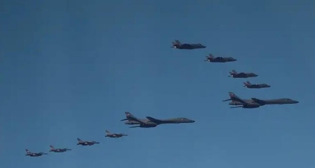 美军轰炸机飞抵朝鲜半岛画面曝光 B-1B带队气势逼人！