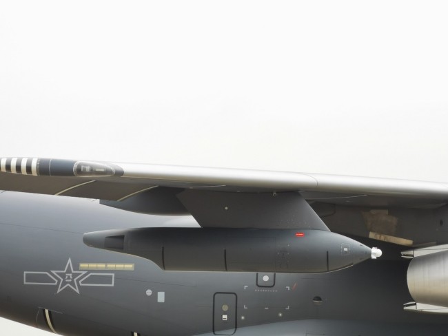 运油-20空中加油机的加油吊舱特写.